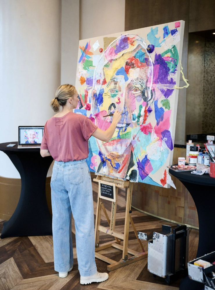 Nicky Myny painting a large commissioned portrait for EOSC