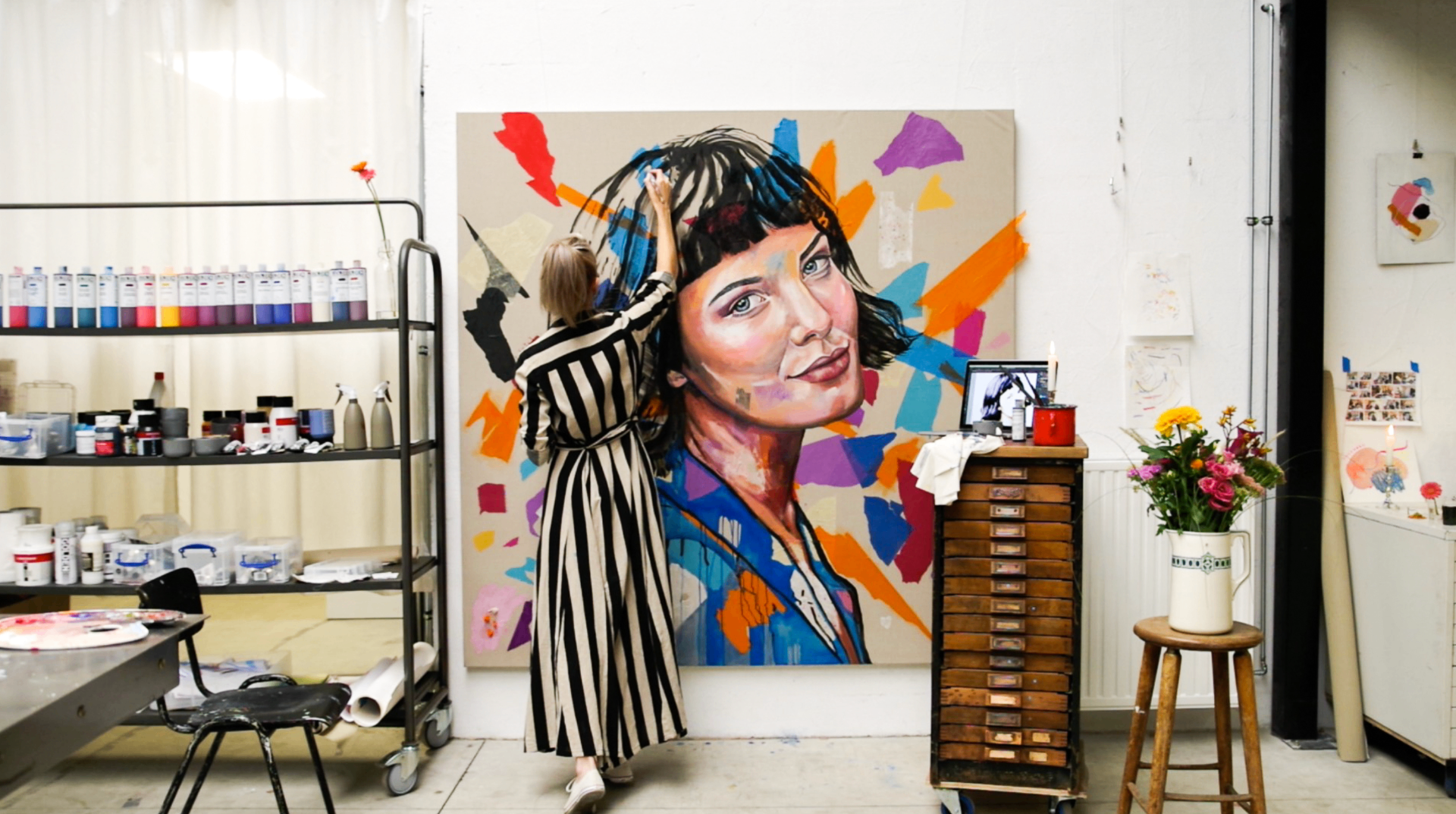 Nicky Myny in the studio working on a commissioned portrait